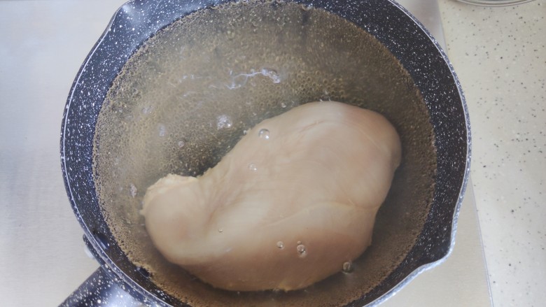 手撕鸡胸肉,放入鸡胸肉,煮15-20分钟(在于鸡胸肉的大小)
