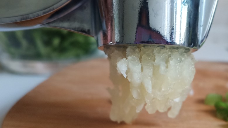 手撕鸡胸肉,用力一下压出蒜泥,大蒜经过挤压才会释放大蒜素,味道也更好