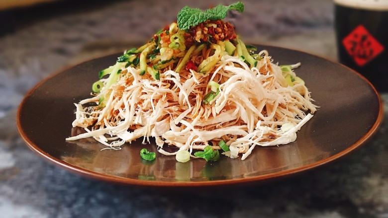 手撕鸡胸肉,非常可口的一道凉菜,还不担心发胖,荤素搭配一点不单调