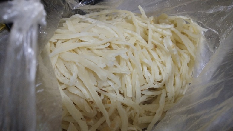 香辣美味的杏鲍菇肉炒饼,<a style='color:red;display:inline-block;' href='/shicai/ 7961'>饼丝</a>买的现成的,3块钱一斤,我们2个人买了2块钱的