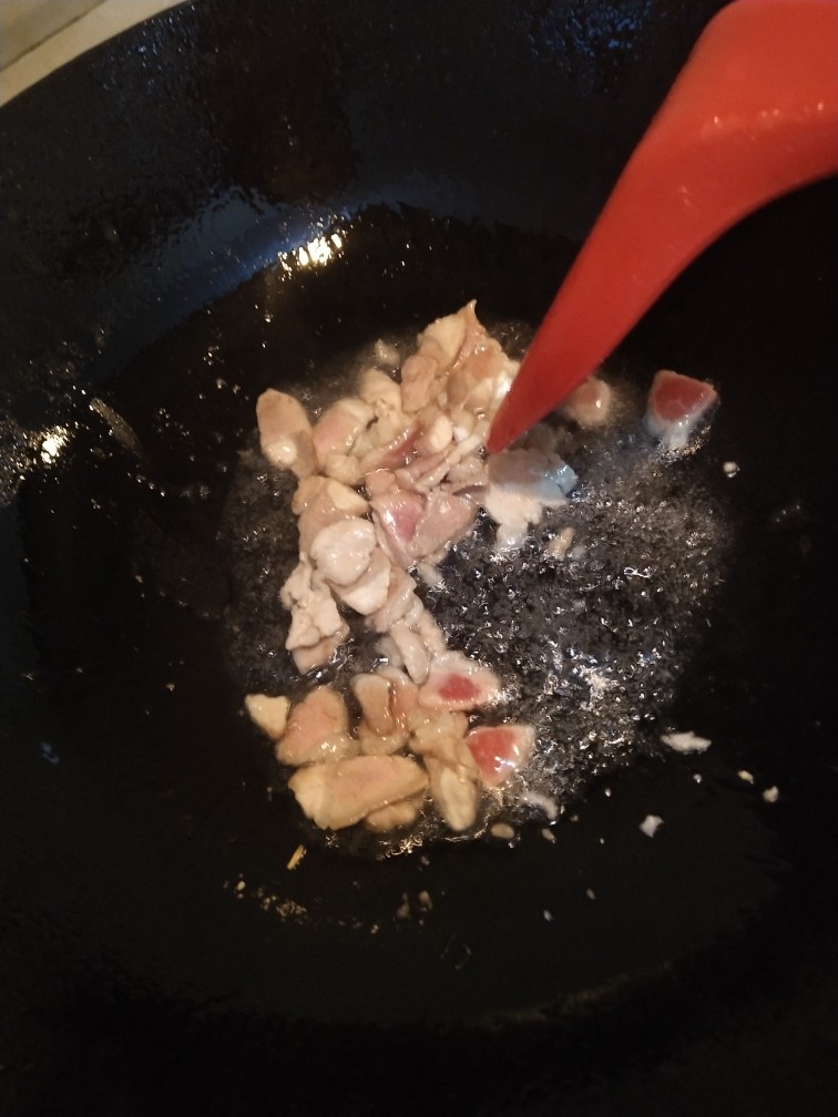 香辣美味的杏鲍菇肉炒饼,肉片炒到没有生肉色,推到一边