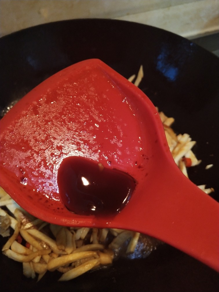 香辣美味的杏鲍菇肉炒饼,1勺量的耗油,还有一点醋(醋忘拍了)