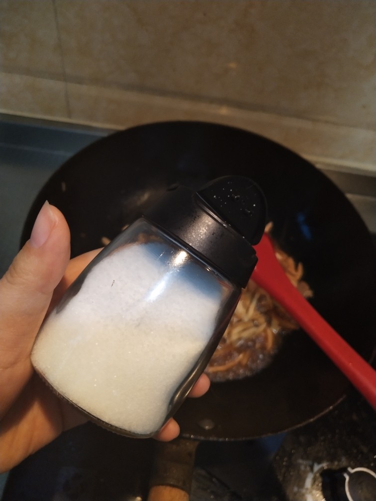 香辣美味的杏鲍菇肉炒饼,适量盐,可以一点点加尝味道看合适没
