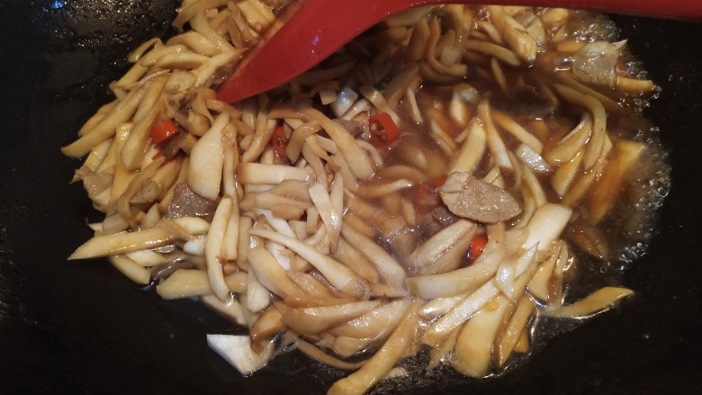 香辣美味的杏鲍菇肉炒饼,加点清水,煮开
