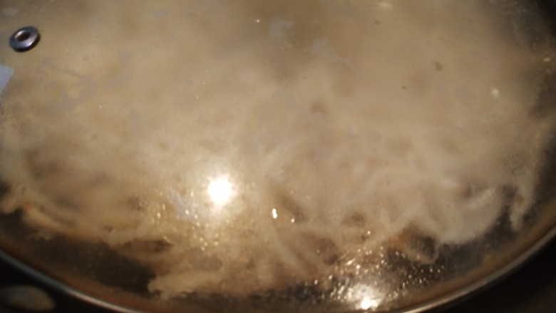 香辣美味的杏鲍菇肉炒饼,盖盖子焖3分钟左右,饼丝本来就是熟的,太久会烂