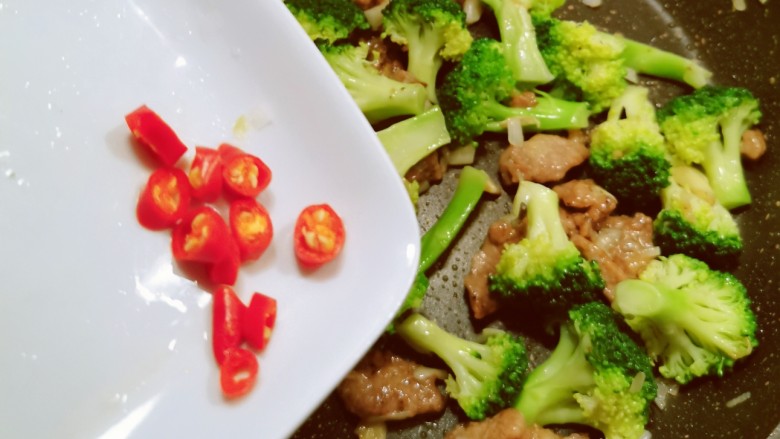 西兰花炒牛肉,放入红尖椒 翻拌均匀关火