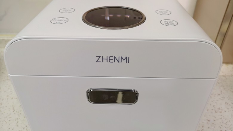 蛋炒脱糖饭,按“开始”键启动,时间到电饭煲会有提示音响,焖几分钟再打开锅盖。