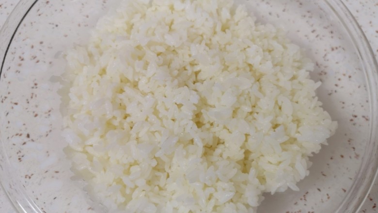 蛋炒脱糖饭,将脱糖米饭盛出,散一下热气。