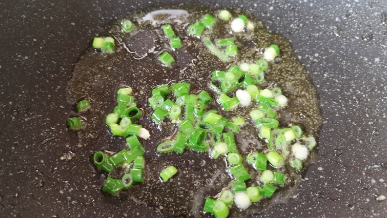 蛋炒脱糖饭,炒锅内继续倒入少许食用油烧热,下入葱花炒香。