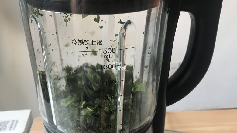 自制薄荷膏,用料理机打碎,或者直接用剪刀剪碎也可以;