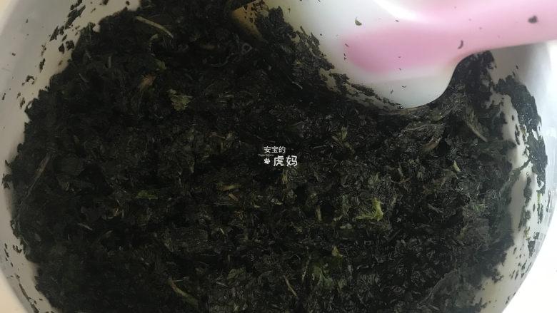 自制薄荷膏,和橄榄油一起倒入炖锅的炖盅里,拌均匀后隔水炖2小时;