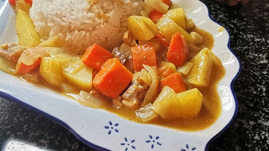 终于做了儿子垂涎已久的咖喱鸡肉饭，其实一点儿也不难