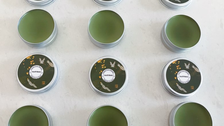 自制薄荷膏,趁热将溶液倒入到罐子里,待完全冷却凝固后盖上盖子即可;