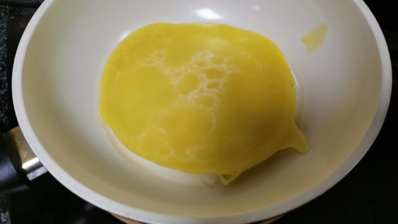手把手教你做,超级好看,也超级好吃的芒果班戟,成型后,马上翻面再煎10秒左右,全程小火哈,电磁炉600瓦左右