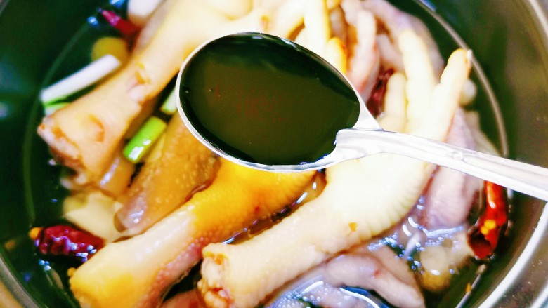 香辣卤鸡爪,加适量生抽,老抽,白糖,盐,料酒等调味料