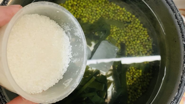 绿豆海带汤,加入白糖。