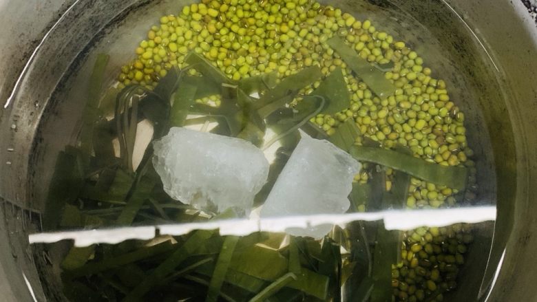 绿豆海带汤,加入冰糖。