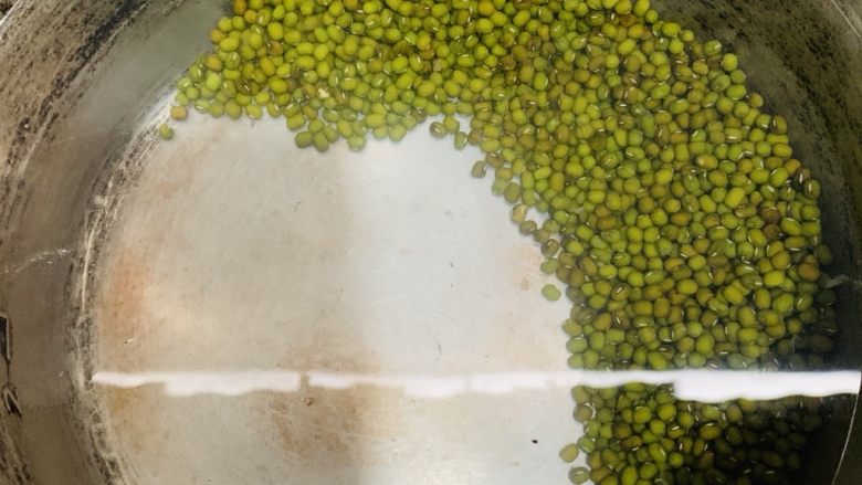 绿豆海带汤,绿豆加入锅里加入水。