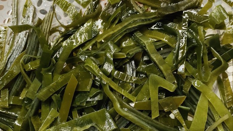 绿豆海带汤,切细条备用。