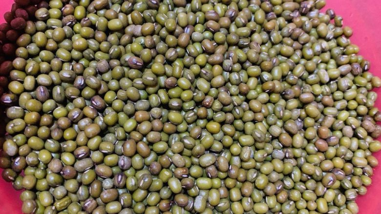 绿豆海带汤,绿豆倒入盆里洗干净挑出浮籽。