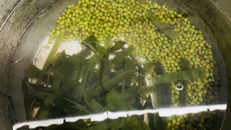 绿豆海带汤,加入海带丝。