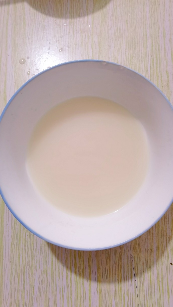 白菜肉馅饼,酵母粉放入碗里,用温水化开