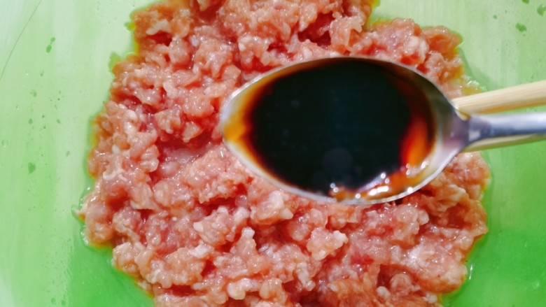 白菜肉馅饼,一小勺<a style='color:red;display:inline-block;' href='/shicai/ 788'>生抽</a>