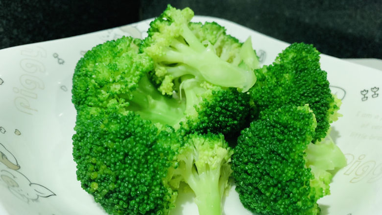 西兰花炒牛肉,捞30秒,盛碗里;