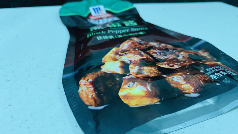 西兰花炒牛肉,加1勺黑胡椒酱;