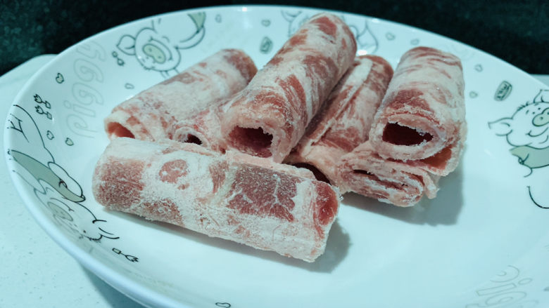 西兰花炒牛肉,<a style='color:red;display:inline-block;' href='/shicai/ 39917'>牛肉卷</a>待用,