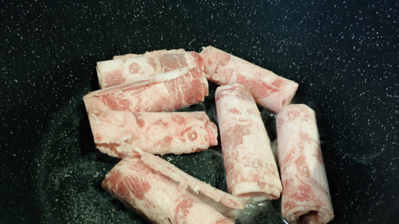 西兰花炒牛肉,倒入牛肉卷;
