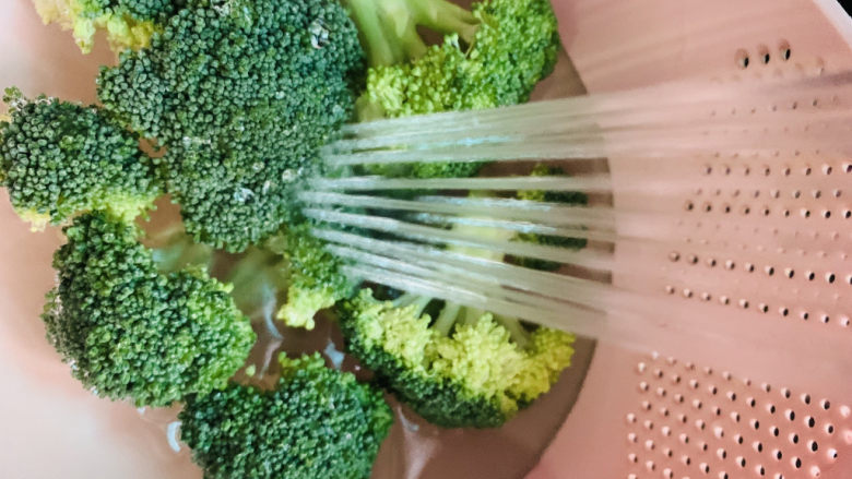 西兰花炒牛肉,用水清洗;