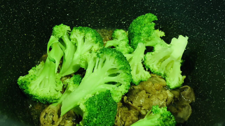 西兰花炒牛肉,倒入西蓝花,翻炒均匀,出锅;