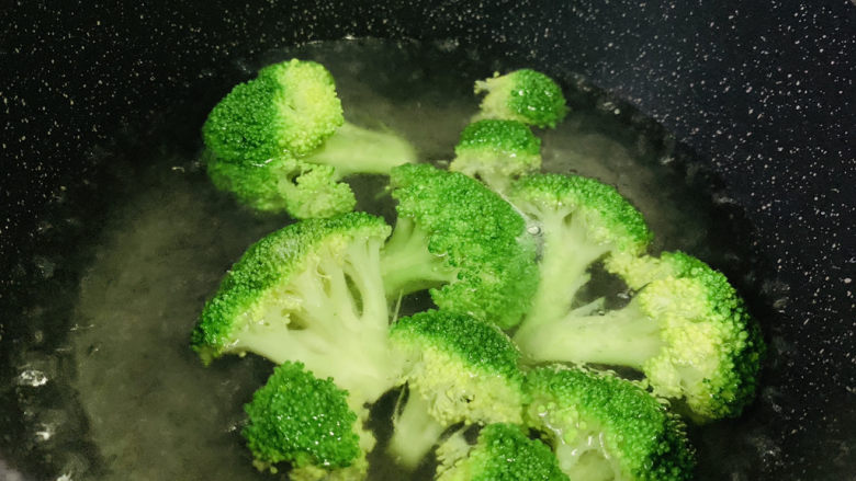 西兰花炒牛肉,放入西蓝花;