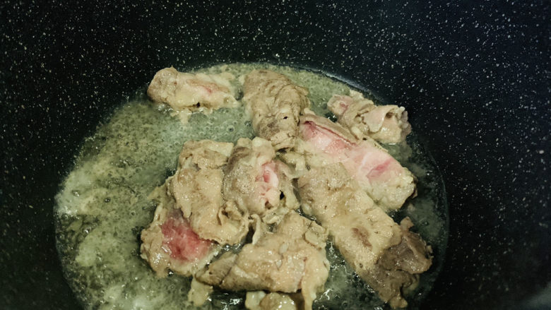 西兰花炒牛肉,炒半熟;