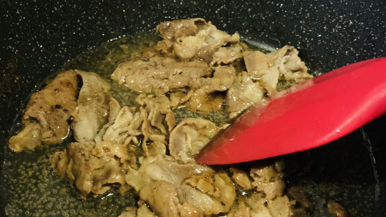 西兰花炒牛肉,翻炒均匀;