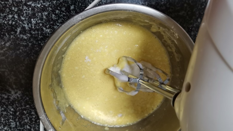 网红蛋糕,简单而且好吃的糯米蛋糕,你吃过没?,用打蛋器中速打20秒左右