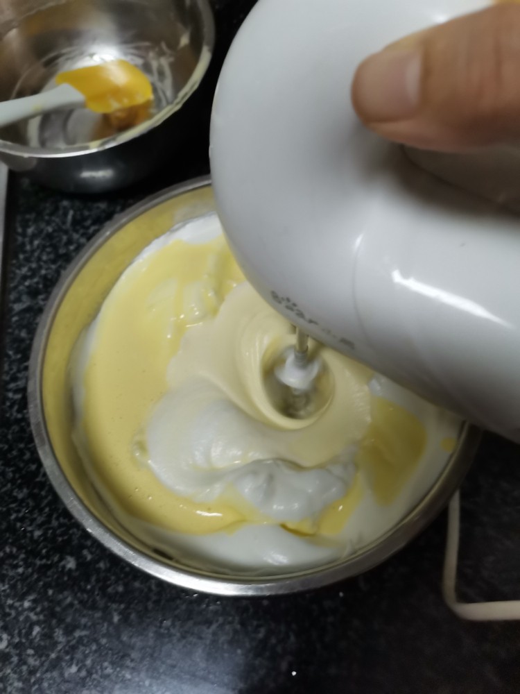 网红蛋糕,简单而且好吃的糯米蛋糕,你吃过没?,中速打发1分钟左右,均匀了就可以了