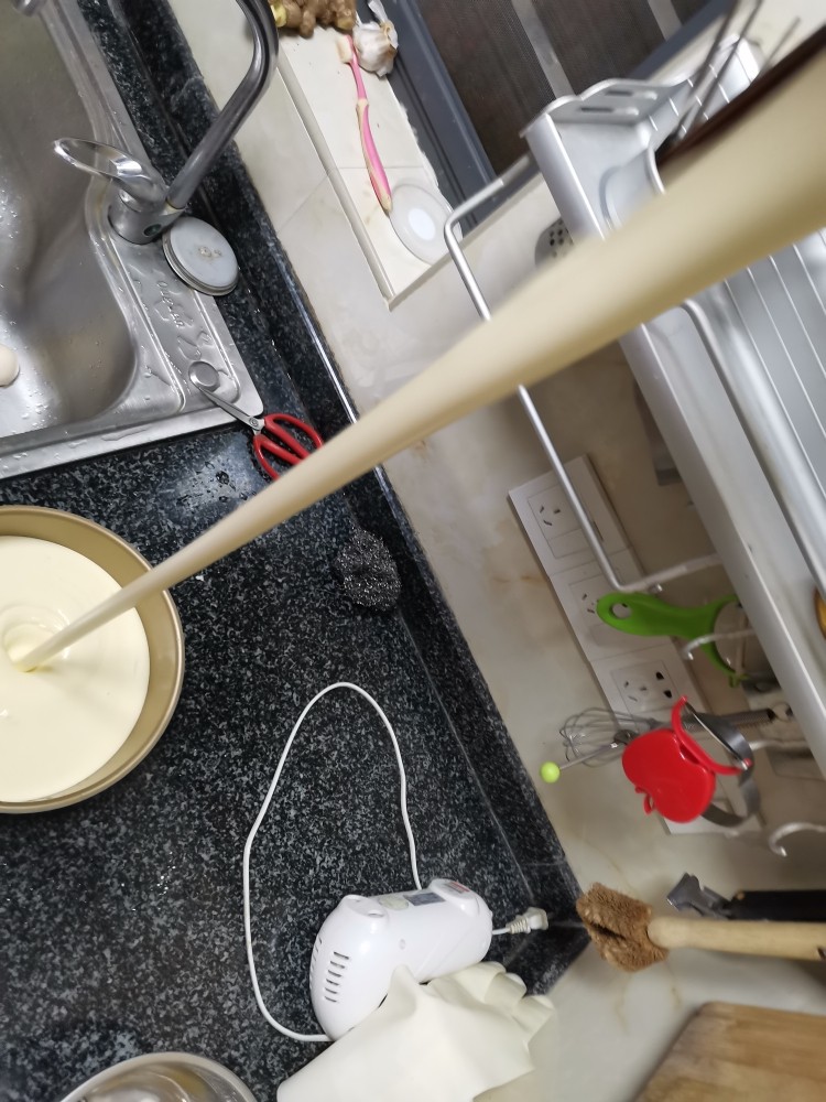 网红蛋糕,简单而且好吃的糯米蛋糕,你吃过没?,把蛋糊糊从高空倒下,震出大气泡,烤箱中火,150度50分钟即可