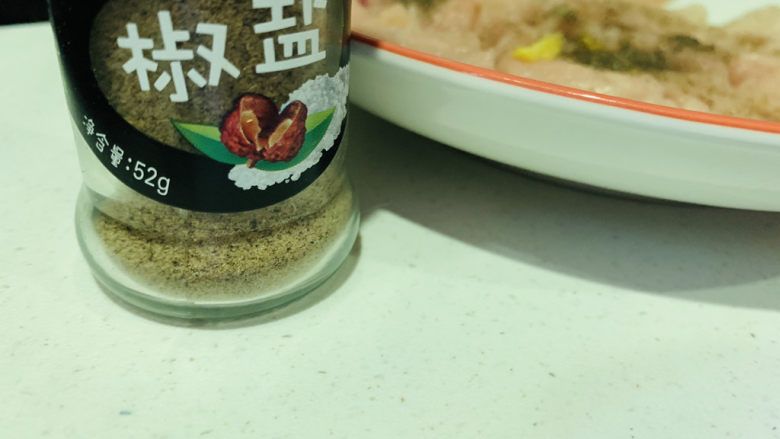 照烧鸡胸肉,加少许<a style='color:red;display:inline-block;' href='/shicai/ 704'>椒盐</a>;