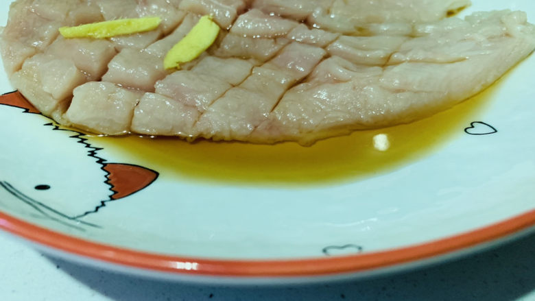 照烧鸡胸肉,加1勺<a style='color:red;display:inline-block;' href='/shicai/ 718'>料酒</a>;