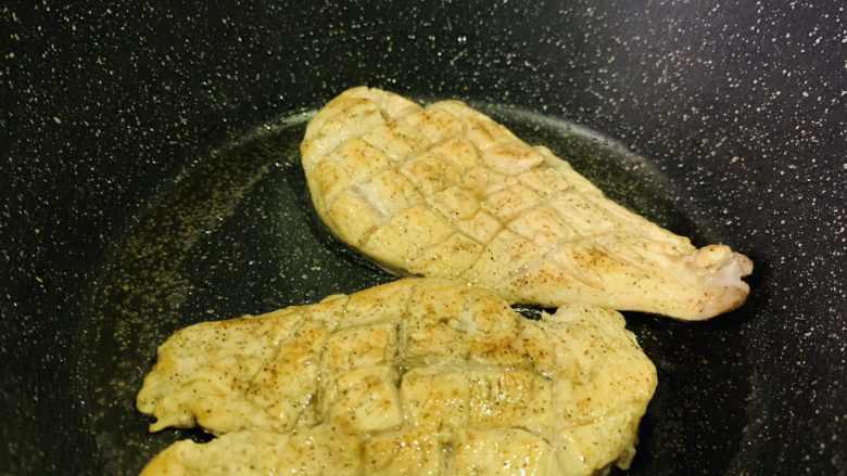 照烧鸡胸肉,中火煎一面黄;
