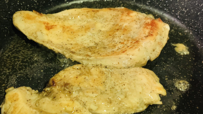 照烧鸡胸肉,翻另一面煎;