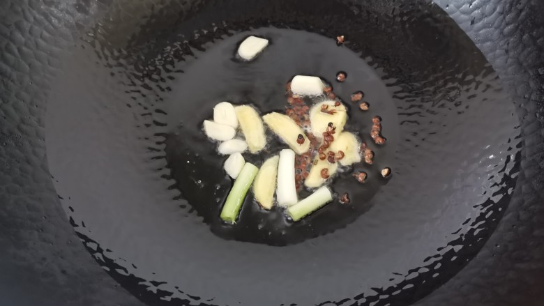香辣卤鸡爪,热油放入姜片蒜片,葱段,花椒爆香
