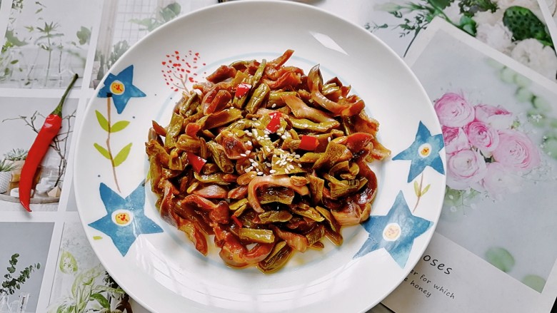 酸豆角炒鸡胗,撒上适量<a style='color:red;display:inline-block;' href='/shicai/ 678'>白芝麻</a>点缀,一道酸爽开胃的酸豆角炒鸡胗就完成了。