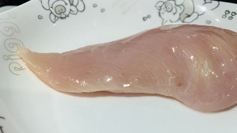 手撕鸡胸肉,<a style='color:red;display:inline-block;' href='/shicai/ 101'>鸡胸肉</a>一快,洗净,去膜去筋;