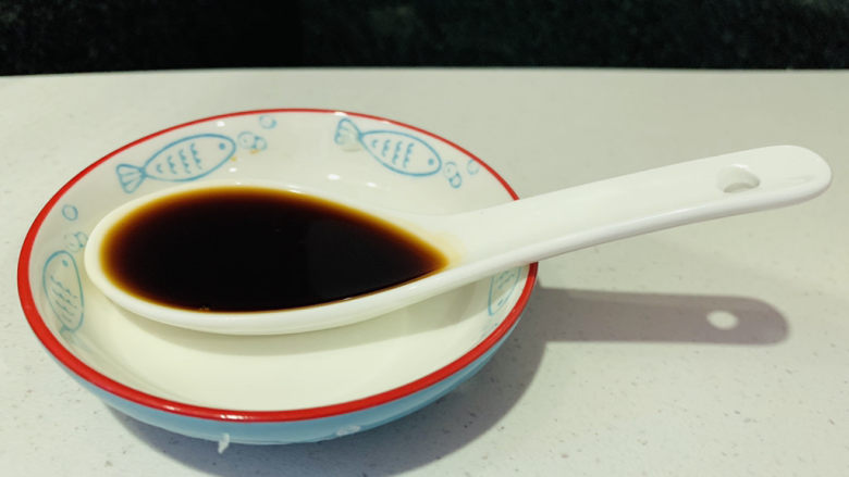 手撕鸡胸肉,准备一勺<a style='color:red;display:inline-block;' href='/shicai/ 103245'>葡萄醋</a>;