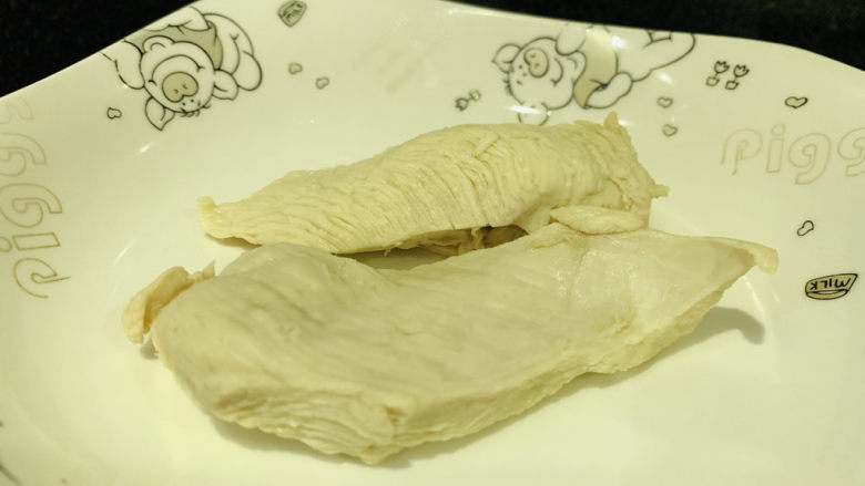 手撕鸡胸肉,鸡胸肉煮15分钟,捞出,沥干水,放凉;