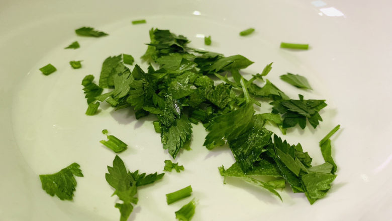 手撕鸡胸肉,用辅食剪切碎;