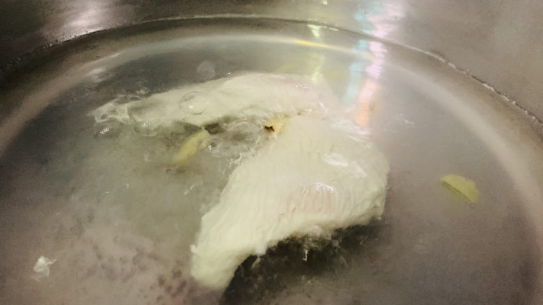 手撕鸡胸肉,放入鸡胸肉,转中火煮;